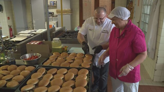 Šíriť kuchárske umenie, no hlavne vyjadriť uznanie všetkým kuchárkam za prípravu zdravého a chutného jedla prišiel do jedálne Gymnázia J. Lettricha známy Ján Duda