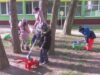 Škôlkari z MŠ J. Lettricha si vzali lopatky, fúriky. Upratovali dvor a okolie škôlky