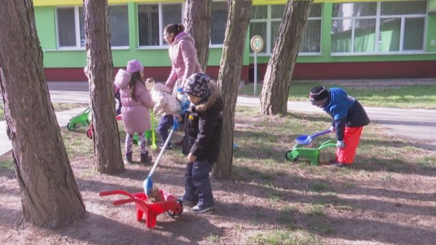 Škôlkari z MŠ J. Lettricha si vzali lopatky, fúriky. Upratovali dvor a okolie škôlky