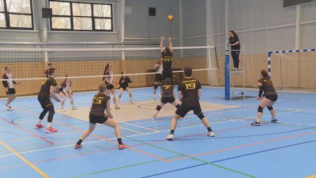 Tímy zložené z chlapcov i dievčat sa stretli na krajskom kole v mix volejbale. Do celoslovenského kola postúpili žiaci Gymnázia M.M.Hodžu v Liptovskom Mikuláši