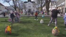 Vďaka žiakom martinských škôl už aj Martin hlási príchod jari a Veľkonočných sviatkov. Okolo farebnej výzdoby nikto neprejde bez toho, aby sa neusmial