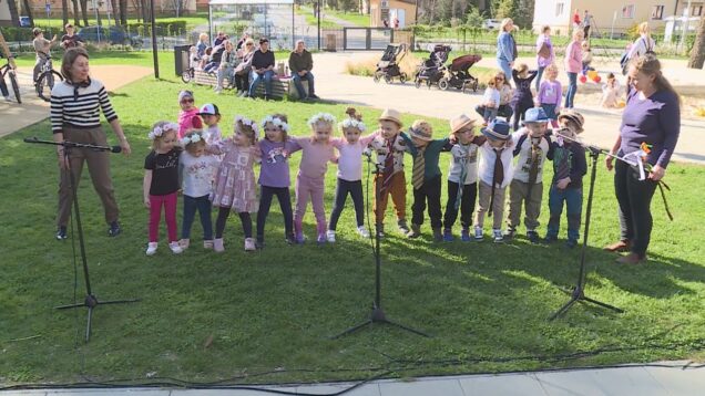 Veľkonočné popoludnie spojilo celú komunitu. Deti s radosťou vítali jar a rozžiarili tváre všetkých prítomných piesňami, tancom a básničkami