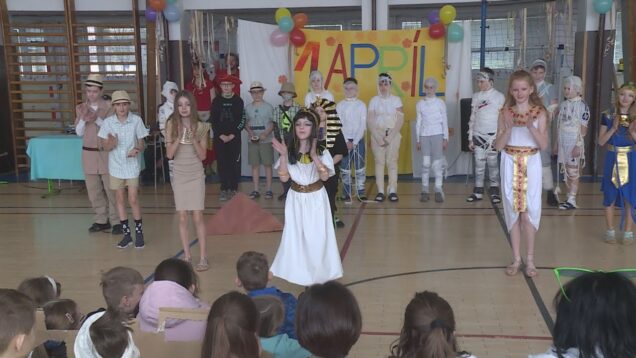 Žiaci druhého stupňa, ale aj učitelia vystúpili zo svojej komfortnej zóny, ukázali poriadnu dávku kreativity a fantázie a pripravili naozaj bláznivý prvoaprílový program