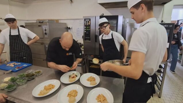 Žiaci sa učia pracovať s modernými technológiami. Varia, pečú a dusia zdravé jedlá na novom kuchynskom prístroji