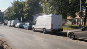 Bezpečnosť žiakov má zvýšiť nové dopravné značenie. Na Školskej ulici pribudli vyhradené drop-off miesta na rýchle vyloženie detí