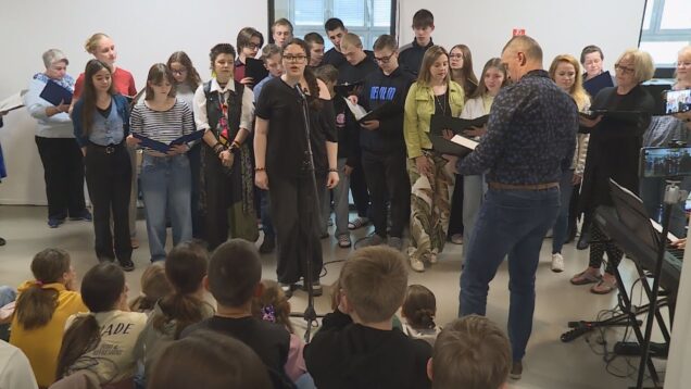 Celý týždeň im hodiny spríjemňovala a obohacovala skupinka amerických seniorov. Spoločnú rozlúčku s nimi spojili aj s rozlúčkou s maturantmi a bolo to čarovné