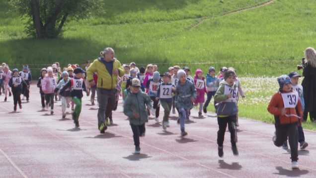 Deti z materských škôl opäť športovali. Zmerali si silu v troch disciplínach – hádzali loptičkou, skákali aj behali