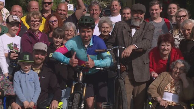 Legendu slovenskej cyklistiky sprevádzal početný filmový štáb a Peťo o svojej návšteve veľa prezradiť nemohol. Stihol však rozdať pár autogramov, ktoré majú cenu zlata