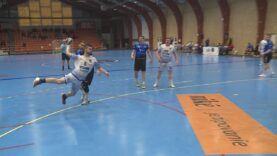 Martinskí hádzanári (MHáK) odohrali proti favoritovi z hlavného mesta zápas ako na hojdačke. Najskôr vysoko prehrávali, nakoniec im víťazstvo ušlo len o dve sekundy