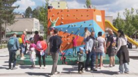 Námestie na Severe ožilo oslavou MDD. Pre deti bola pripravená lezecká stena, koníky aj divadielko