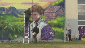 Ulice mestskej časti zaplavili desiatky sprejerov. Premenili fádne múry na paletu pestrých veľkoplošných malieb