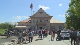 Už dlhé roky sa krásna ľudová tradícia poctivo dodržiava pred známym fitness centrom, kde musí byť máj postavený vždy výhradne 1. mája