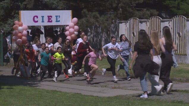 V Evanjelickej spojenej škole majú srdcia otvorené dokorán a nie sú im ľahostajné osudy iných ľudí, zvlášť detí. Pravidelne im pomáhajú aj vybehnutím na trať kvôli nádeji
