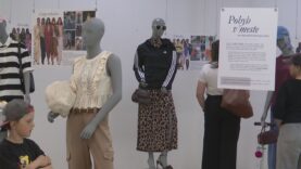 V obchodnom centre je opäť inštalovaná inšpiratívna módna inštalácia, ktorou chcú módne znalkyne podporiťženy, aby sa nebáli vystúpiť z davu a podčiarknuť svoju jedinečnosť