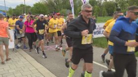 Viac ako stovka ľudí s veľkým srdcom sa v nedeľu zapojila do celosvetového charitatívneho behu, ktorého cieľom je podporiť výskum liečby poranenia miechy