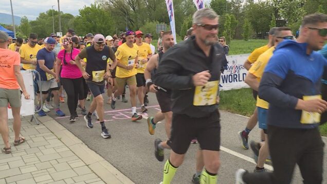 Viac ako stovka ľudí s veľkým srdcom sa v nedeľu zapojila do celosvetového charitatívneho behu, ktorého cieľom je podporiť výskum liečby poranenia miechy