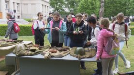 Žiaci sa dotkli sa histórie. Spoznali druhú svetovú vojnu cez ukážky zbraní a uniforiem