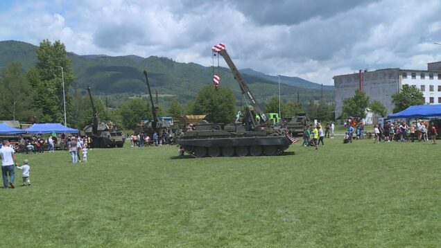 Deti, ale aj dospelí si v sobotu mohli oči nechať na ukážkach práce hasičov, vojakov či policajtov. Okrem toho nechýbalo mnoho ďalších atrakcií, ktoré nikdy neomrzia