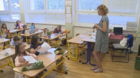 Ešte v septembri to boli malé ustráchané deti, ktoré nevedeli, čo ich to v škole vlastne čaká. No a dnes už vedia nielen čítať, písaťči počítať, ale s pani učiteľkou sú veľkí parťáci
