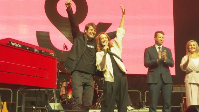 Herci Táňa Pauhofová a Milo Kráľ slávnostne otvorili 20. ročník festivalu Dotyky a spojenia. Otvárací deň zavŕšil hudobník Marián Čekovský poctou Milanovi Lasicovi