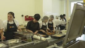 Konvektomat v rukách žiakov SOŠOaS: zdravé dobroty zo medzinárodného projektu