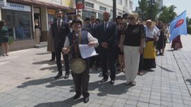 Mesto ožilo atmosférou minulosti. Pochodoval historický sprievod a kládli sa vence na Memorandovom námestí