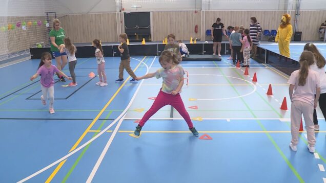 Nová športová hala sa stala dejiskom zábavného dopoludnia s atraktívnym programom, ktorý deťom pripravili športové kluby sídliace v meste. A pochvaľovali si malí aj veľkí