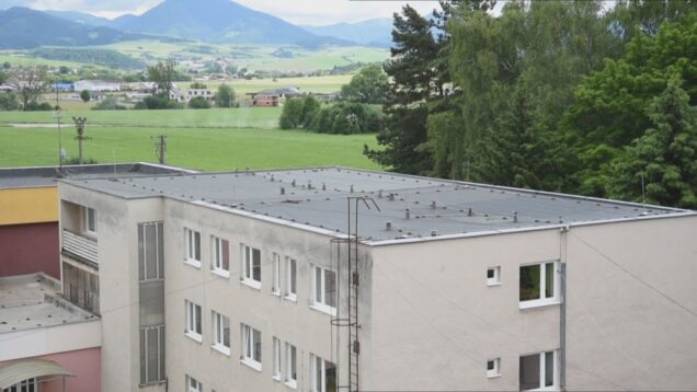 Pôvodnú poškodenú strechu na jednej z budov strednej školy nahradí vegetatívna strecha