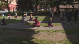 Vďaka kreatívnym pani učiteľkám a ich láskavému prístupu majú škôlkari z MŠ Nálepkova znalosti o dopravnej výchove na jednotku