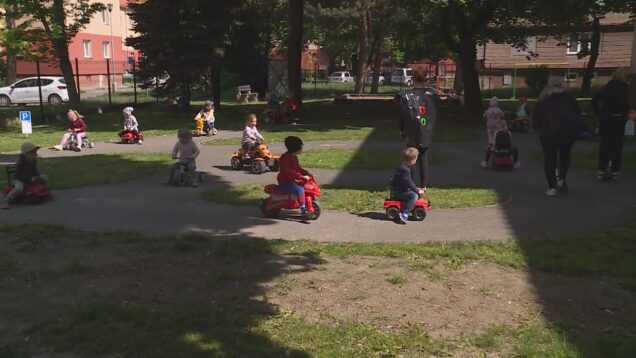 Vďaka kreatívnym pani učiteľkám a ich láskavému prístupu majú škôlkari z MŠ Nálepkova znalosti o dopravnej výchove na jednotku