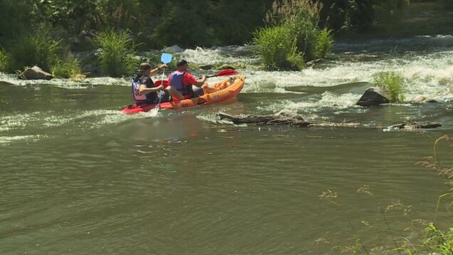 Viacerí odvážlivci sa pustili v horúcom počasí prekonať seba samých a 20-kilometrovú trať. Najskôr behali, potom splavovali Váh a všetko ukončili na bicykloch