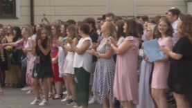 Vysvedčenia v ruke a úsmevy na tvári. Stredná škola v centre vstúpila do prázdnin