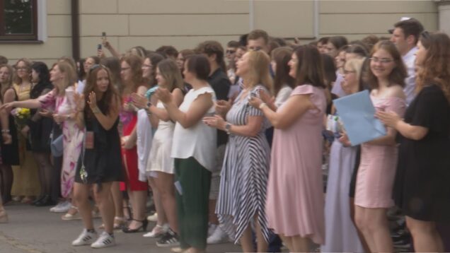 Vysvedčenia v ruke a úsmevy na tvári. Stredná škola v centre vstúpila do prázdnin