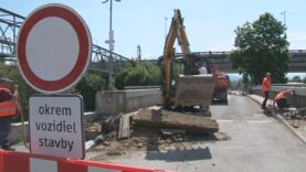 Železničný most už slúži chodcom a cyklistom, kamenný bude o pár týždňov hotový