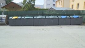 Bývalé parkovisko, dnes zásobovaciu komunikáciu pre obchodné prevádzky na pešej zóne, zdobia nové inteligentné kontajnery s čipovými zámkami a snímačom naplnenia