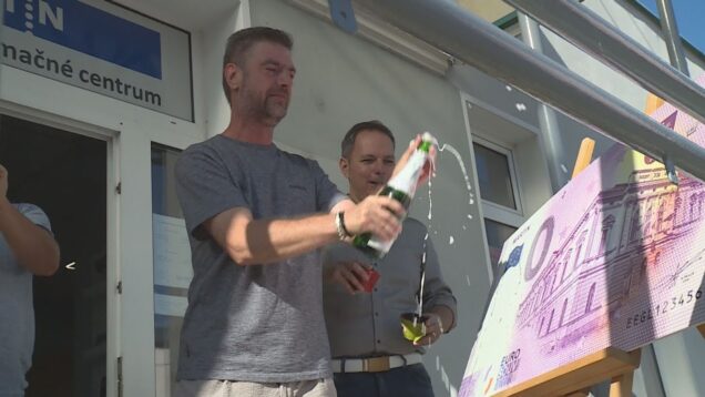 Od skorého rána sa v pondelok v centre mesta schádzali zberatelia z celého Slovenska. Každý z nich si chcel do svojej zbierky pridať výnimočný kúsok venovaný nášmu mestu