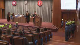 Dojatí a hrdí rodičia, či ďalší príbuzní sledovali promócie svojich malých detí, ktoré si z rúk dekanky JLF UK prebrali svoje zaslúžené diplomy