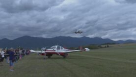 Na vrtuľník Blackhawk sa tvoril veľký rad zvedavcov, pozornosť ľudí pútal aj vládny špeciál