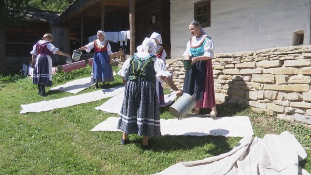Od ľanového semienka k hotovému odevu viedla dlhá cesta