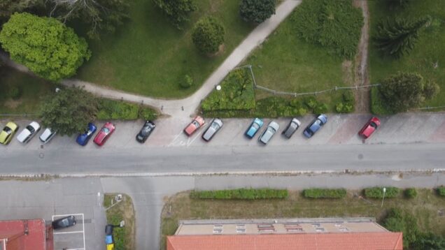 Porušovanie parkovacích pravidiel je výraznejšie v rezidentských zónach, zatiaľ čo v centre mesta sú problémy minimálne