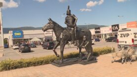 Socha sv. Martina, pochádzajúca z rúk mladého českého umelca zaujme už z diaľky. Unikátne dielo symbolicky pripomína hodnoty ako solidarita, pomoc a pokora