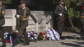Tichá spomienka pri vojenskom pamätníku na Cintoríne hrdinov SNP v Priekope