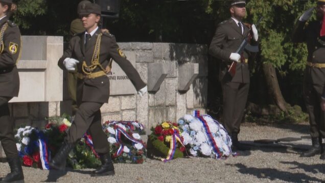 Tichá spomienka pri vojenskom pamätníku na Cintoríne hrdinov SNP v Priekope