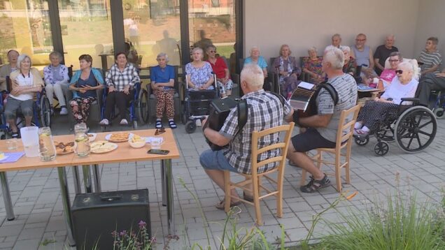 V CSS Podháj sa horúci štvrtok niesol v znamení pohody, milej spoločnosti a voňavého guláša. Starkým vyčarili úsmev na tvári harmonikári, ktorí im vrátili krásne spomienky
