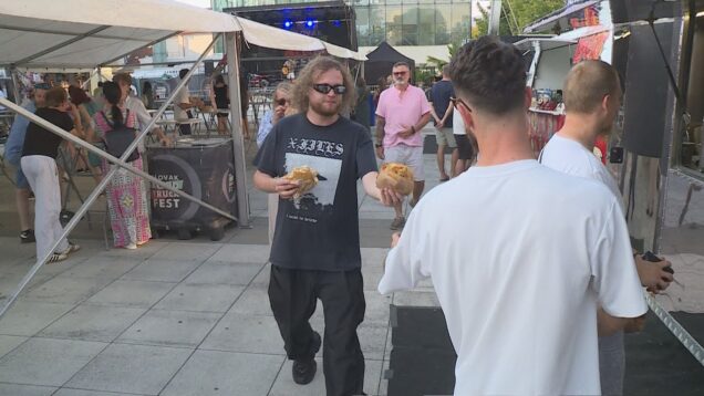 Vynikajúce jedlo od výmyslu sveta, skvelá hudba rôznych žánrov, výborné počasie, atrakcie pre deti a mnoho iného. Food Truck Festival dopadol v Martine na výbornú