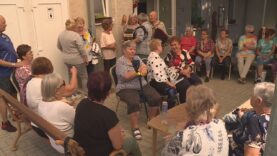 Cez prázdniny sa starkí venovali vnúčatkám, záhradkám či oddychu, no spoločné mali jedno – nevedeli sa dočkať, kedy sa opäť stretnú. Napravili to gulášom, spevom a prechádzkou