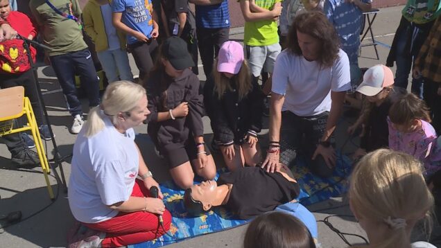 Medzi žiakov Mudroňky zavítala skúsená záchranárka, ktorá ich previedla svetom prvej pomoci. Malí hrdinovia dostali za odmenu minikoncert speváka známej skupiny Arzén