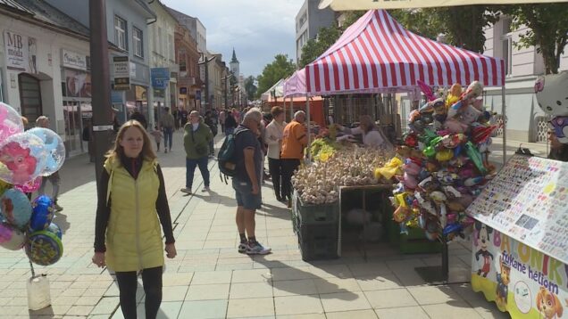Na pešej zóne je stovka farebných stánkov. Majstri kuchyne aj ľudových remesiel ukazujú svoje umenie