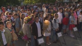 Po dvoch mesiacoch oddychu sa dnes ráno opäť otvorili brány škôl a žiakom začali nové dobrodružstvá v školských laviciach. Svoj veľký deň „D“ mali najmä malí prváčikovia