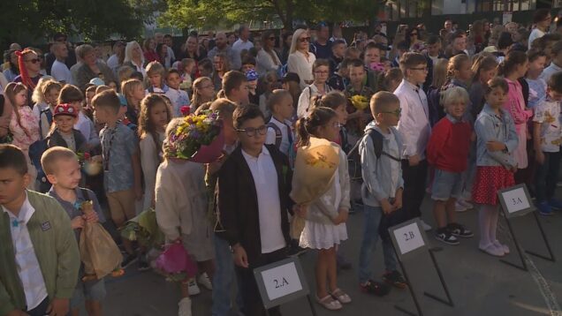 Po dvoch mesiacoch oddychu sa dnes ráno opäť otvorili brány škôl a žiakom začali nové dobrodružstvá v školských laviciach. Svoj veľký deň „D“ mali najmä malí prváčikovia